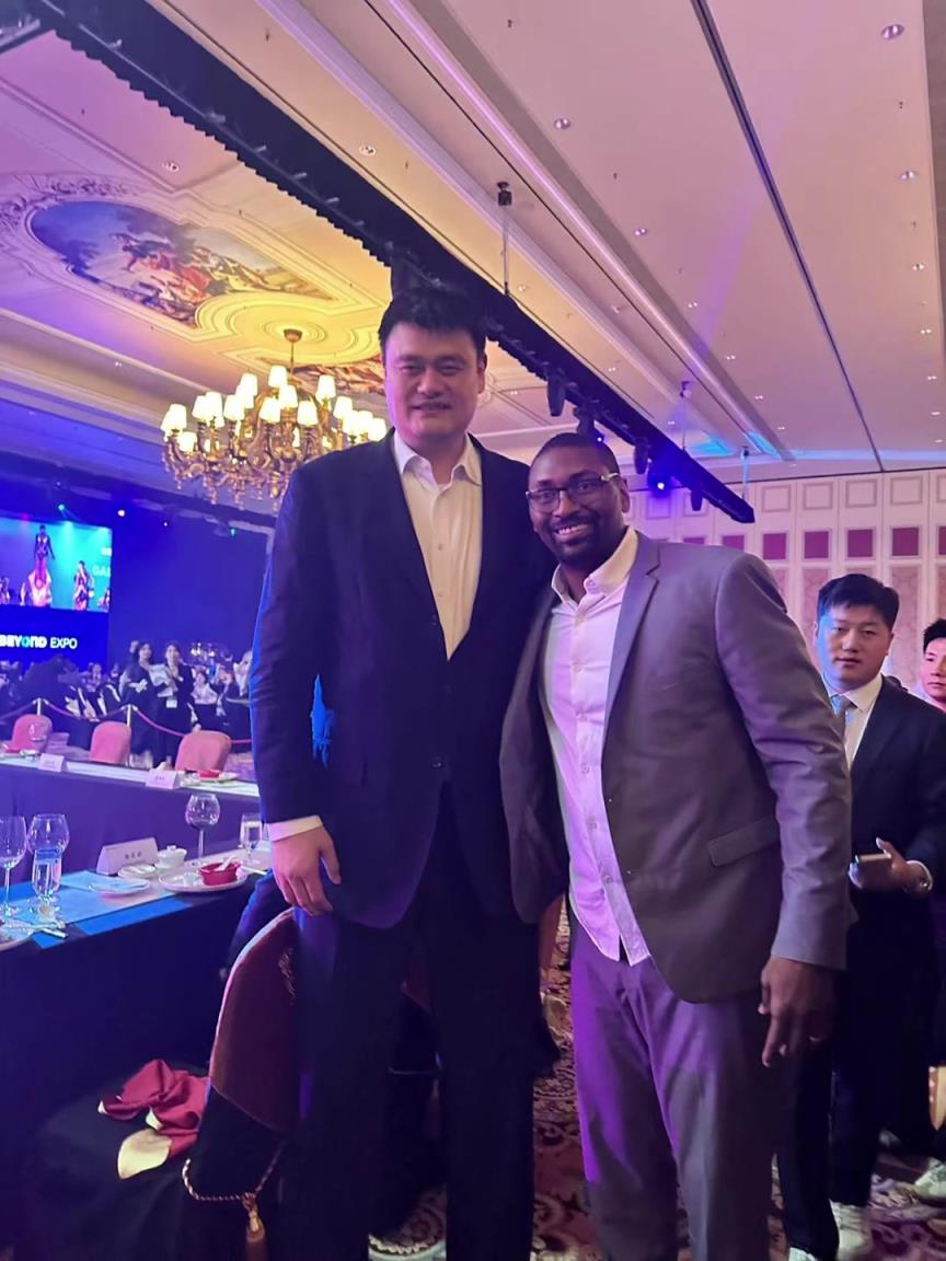 阿泰斯特曬與姚明合照：這是我最喜歡的隊(duì)友 姚！！