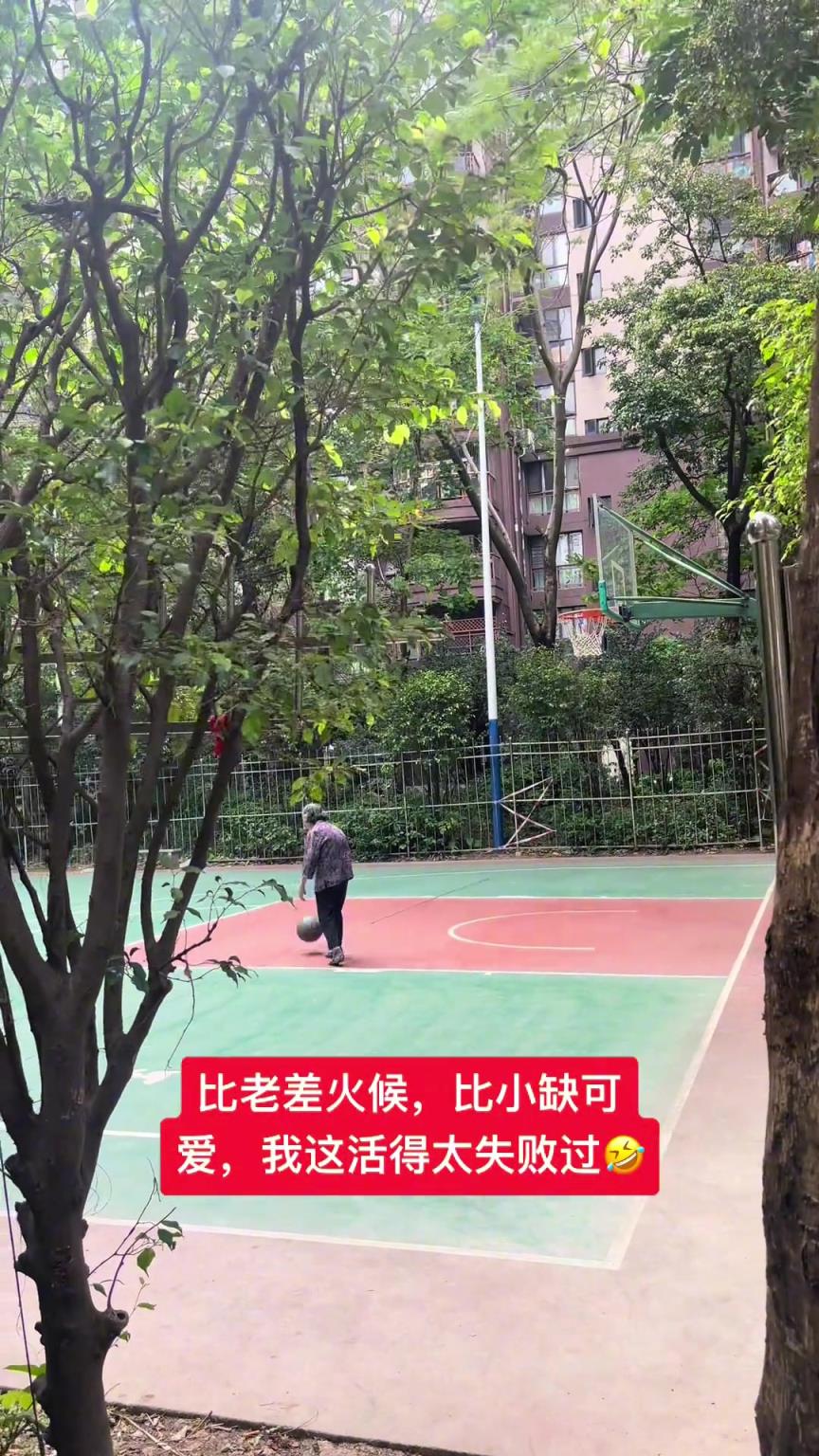 這阿婆單手一投一個準，姜還是老的辣