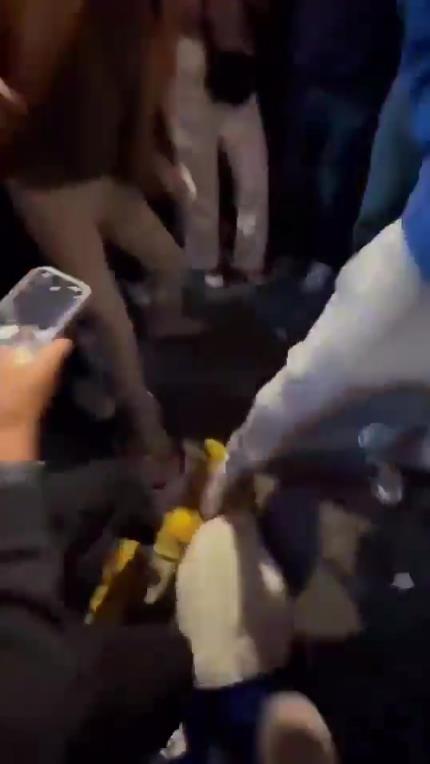 驚！尼克斯大勝步行者后，哈利伯頓遭主場球迷群毆