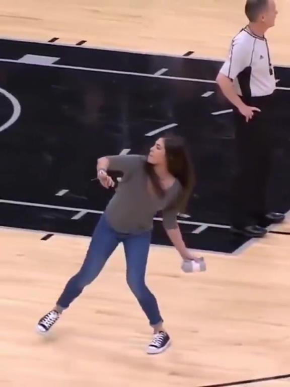 不愧是美國女籃主力，普拉姆的力量太嚇人了