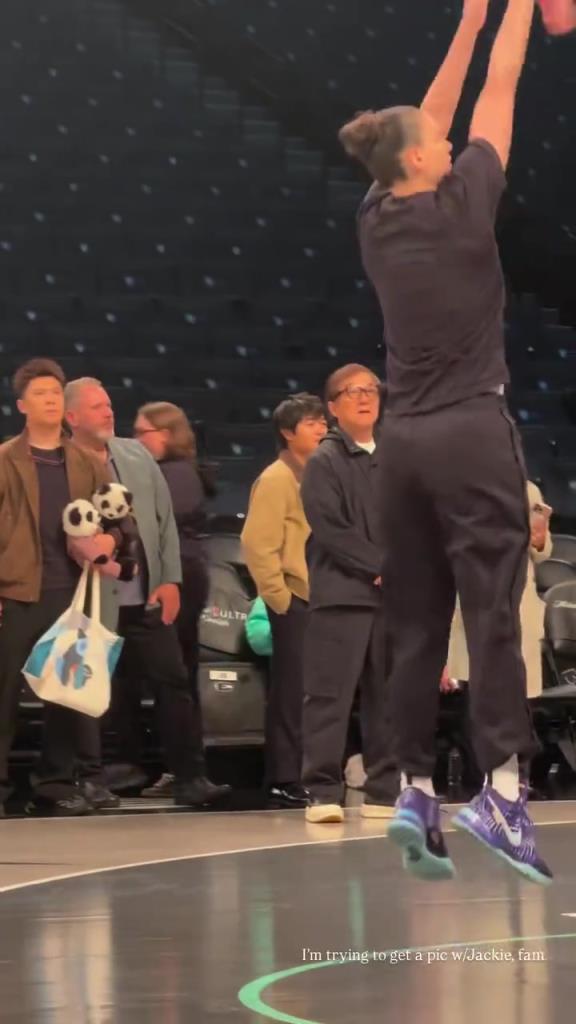 71歲成龍現(xiàn)身巴克萊中心看女籃比賽：她們投籃怎么那么準?。?！